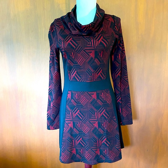 Lovely Dinh Ba red and black dress - Picture 1 of 5